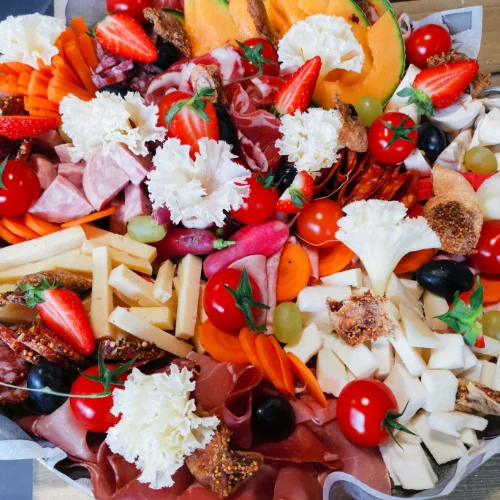 Planche mixte comprenant de la charcuterie, du fromage et des crudités