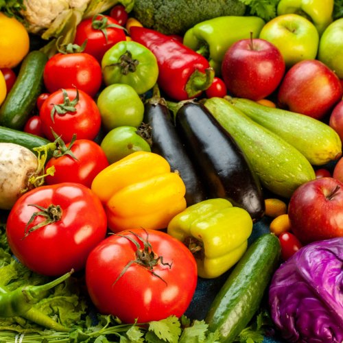 Assortiment de légumes : tomates, courgettes, aubergines, navets, concombres, poivrons...